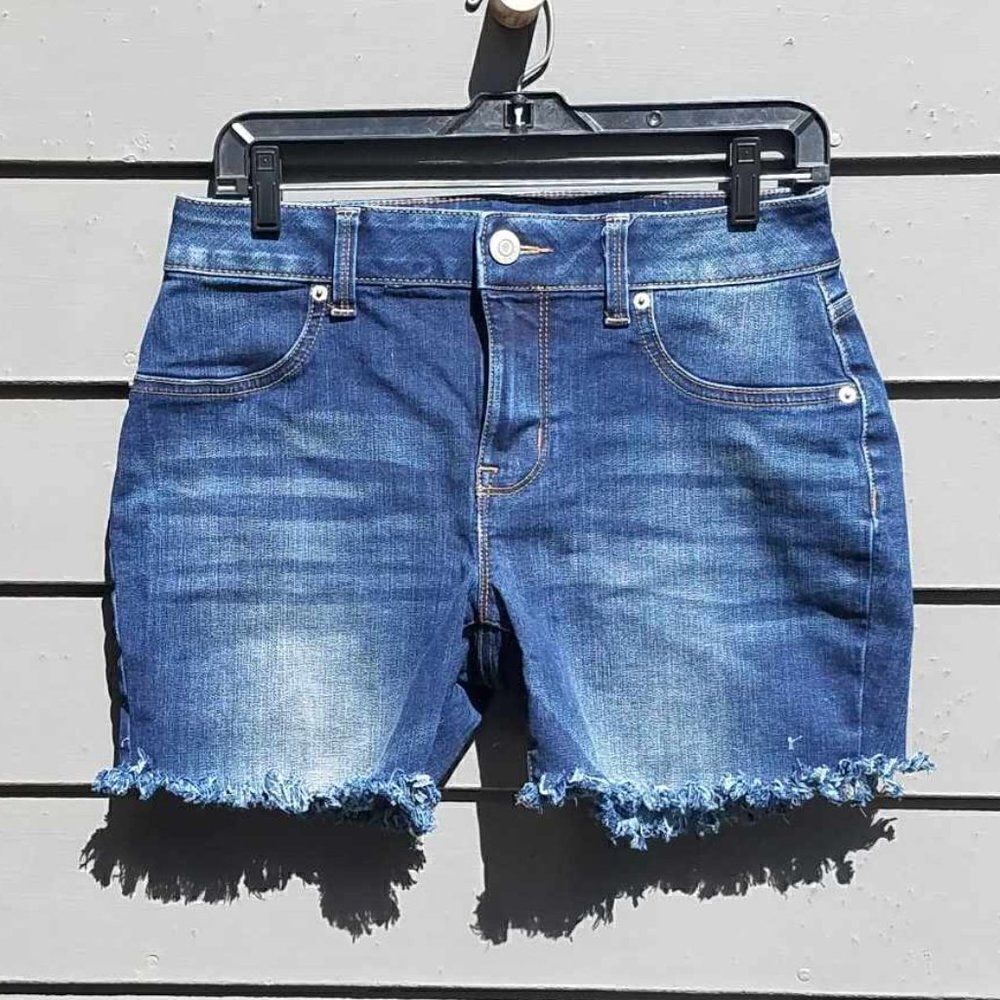 Maurices High Rise Frayed Cut Off Jeans size Medium
